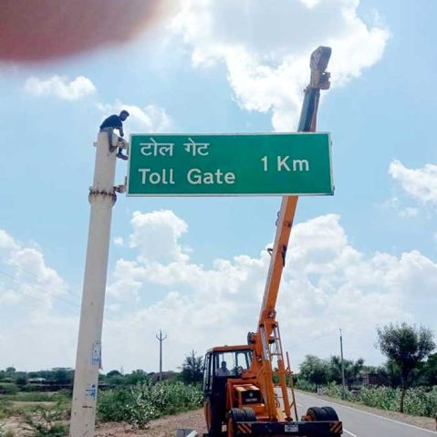 Installation of Traffic Signages in Delhi